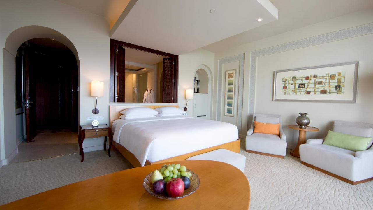 Hotel Park Hyatt Dubai Esterno foto A room at the Jumeirah Beach Hotel