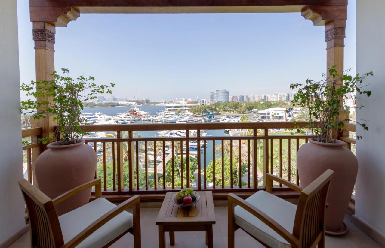 Hotel Park Hyatt Dubai Esterno foto A balcony at Jumeirah Creekside