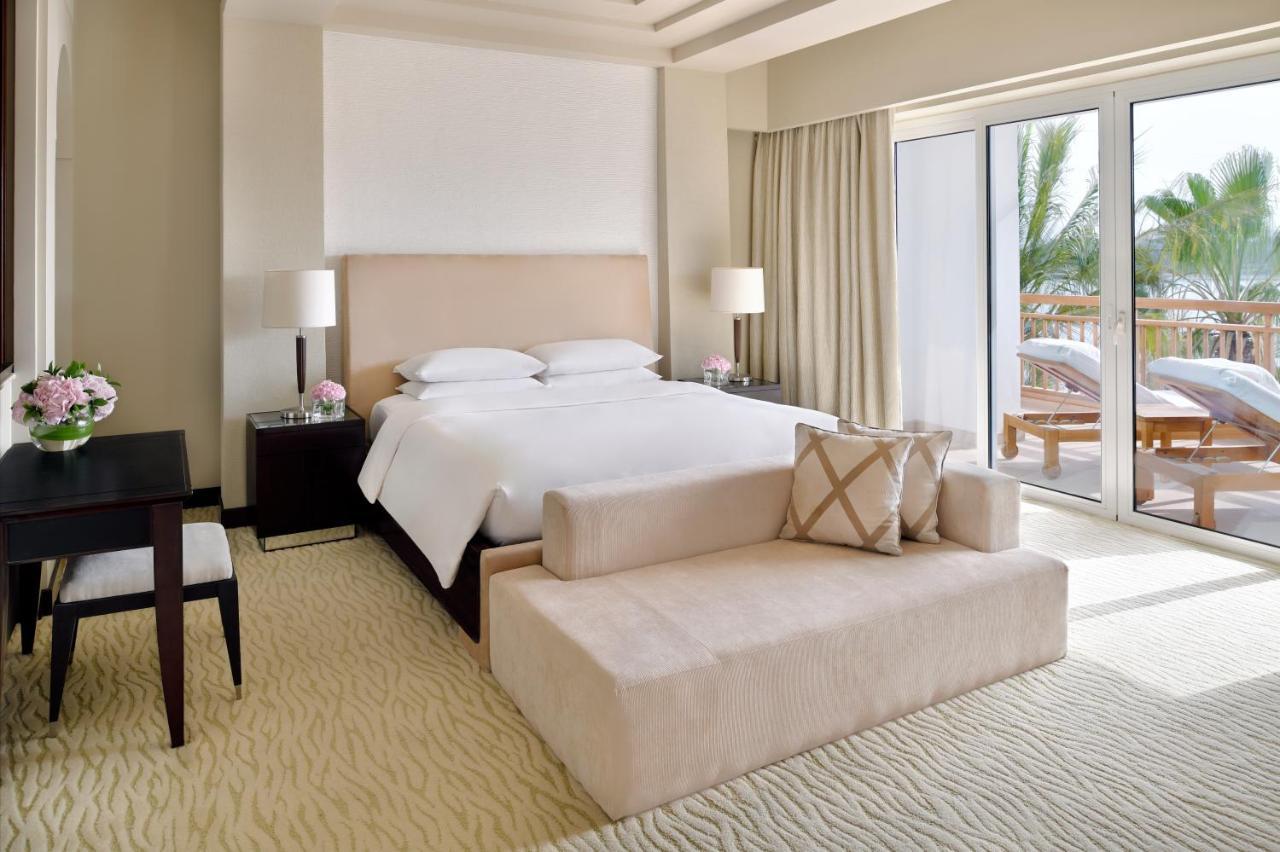 Hotel Park Hyatt Dubai Esterno foto A bedroom at the Jumeirah Beach Hotel