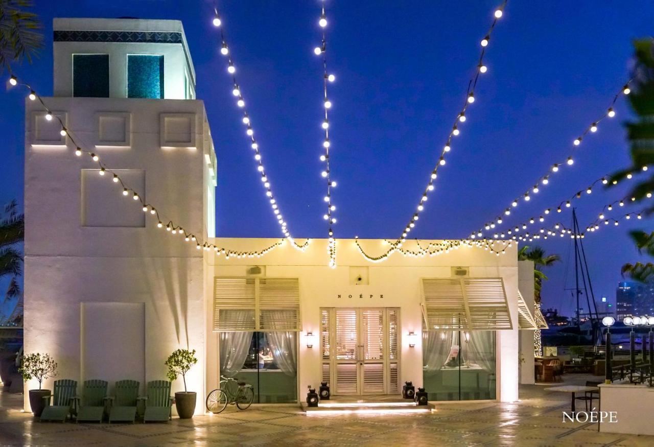 Hotel Park Hyatt Dubai Esterno foto The Hotel's courtyard at night