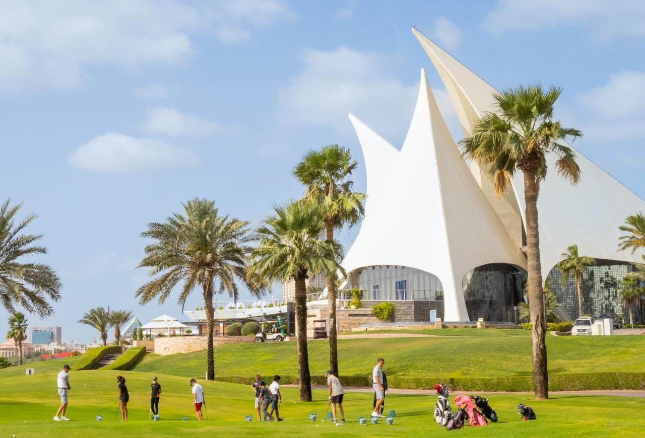 Hotel Park Hyatt Dubai Esterno foto Golfers at the Yas Golf Course