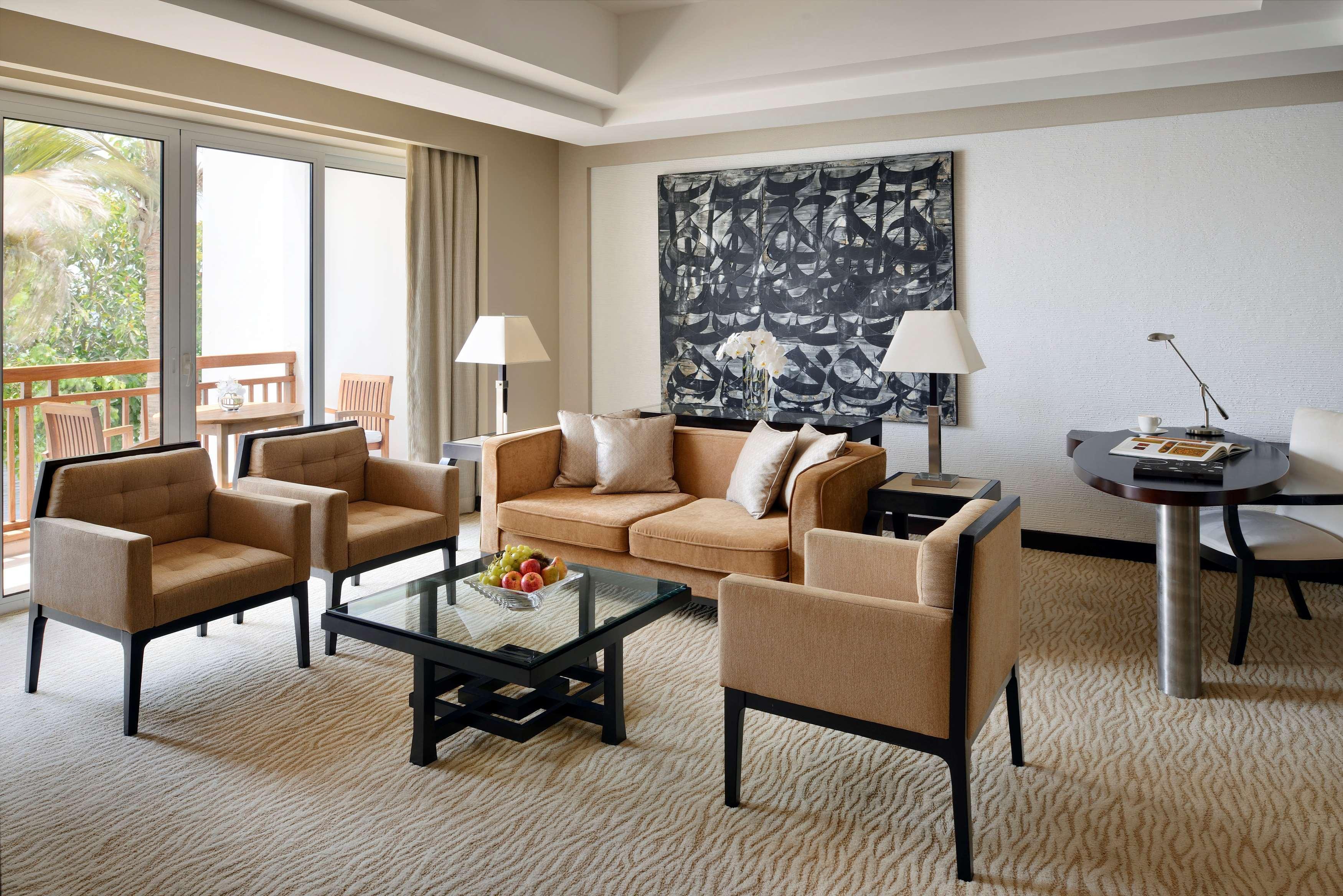 Hotel Park Hyatt Dubai Esterno foto A living room in a suite at the Taj Bengal